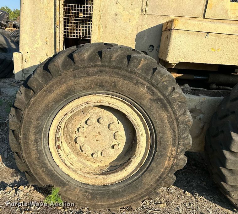 image for item EJ7214 1990 Caterpillar 12G rigid frame motor grader