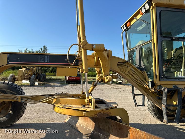 image for item EJ7215 1995 Caterpillar 12H motor grader