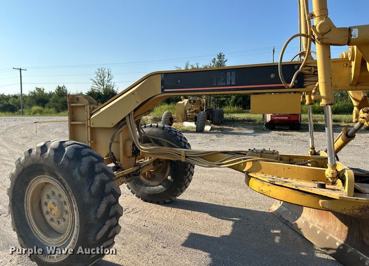image for item EJ7215 1995 Caterpillar 12H motor grader