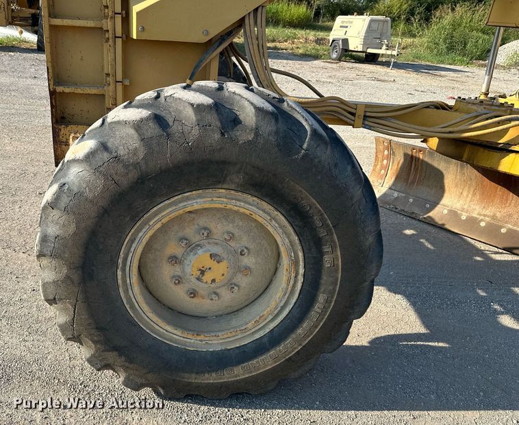 image for item EJ7215 1995 Caterpillar 12H motor grader