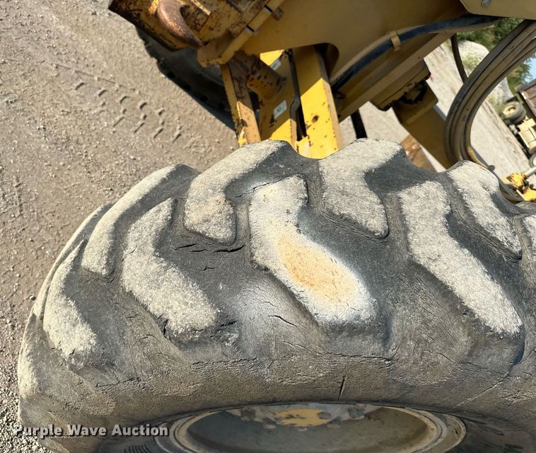 image for item EJ7215 1995 Caterpillar 12H motor grader