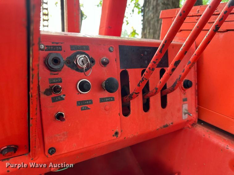 image for item EJ7217 1982 Case  586D forklift