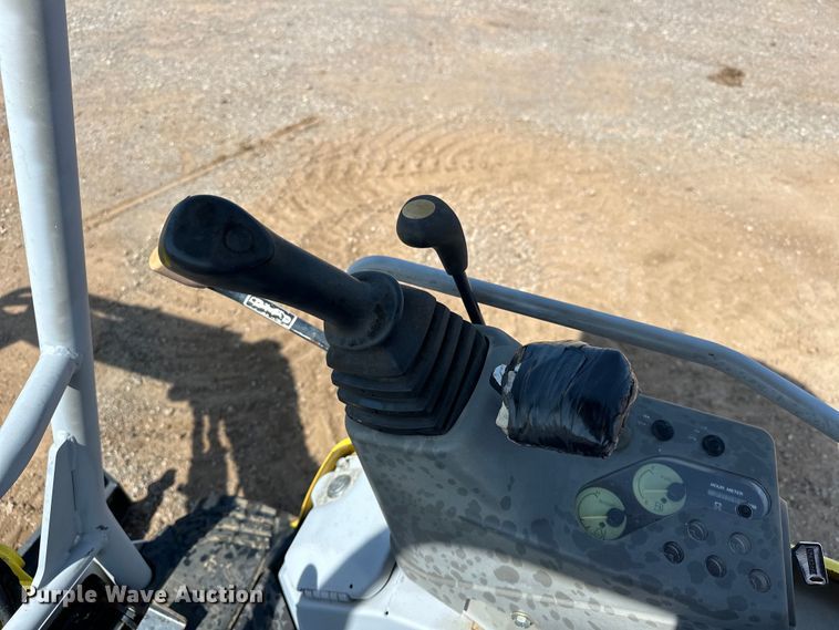 image for item EJ8850 2014 Yanmar VI017 mini excavator