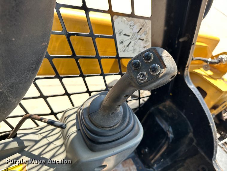 image for item EJ8858 2016 Caterpillar  262D skid steer loader