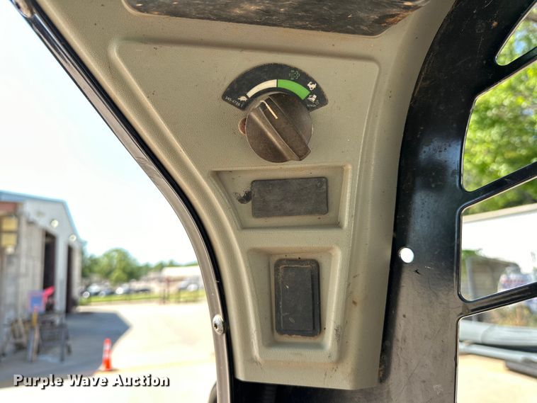 image for item EJ8858 2016 Caterpillar  262D skid steer loader