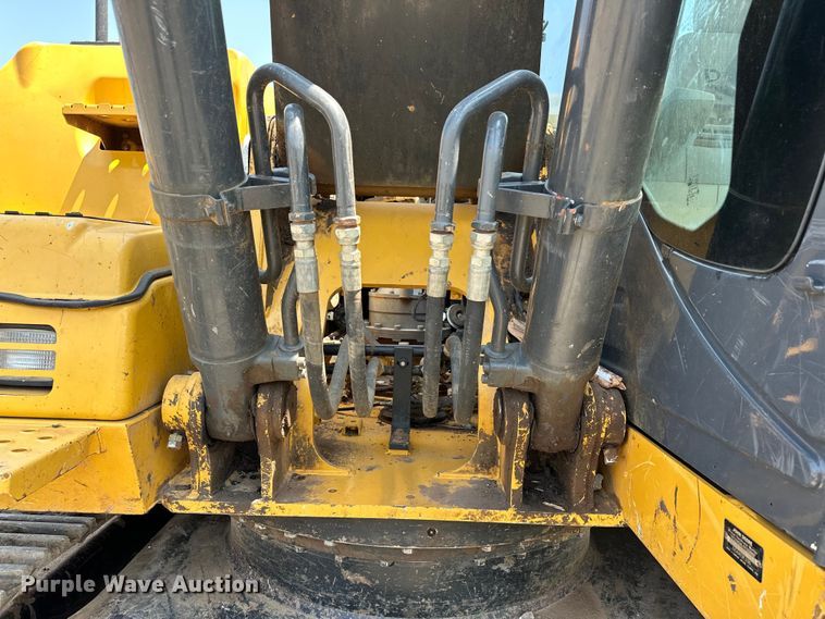 image for item EJ8887 2015 John Deere  210G LC excavator