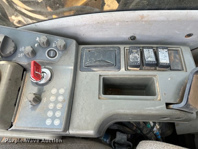 image for item EJ8887 2015 John Deere  210G LC excavator