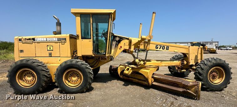 image for item EJ8888 1993 John Deere  670B motor grader