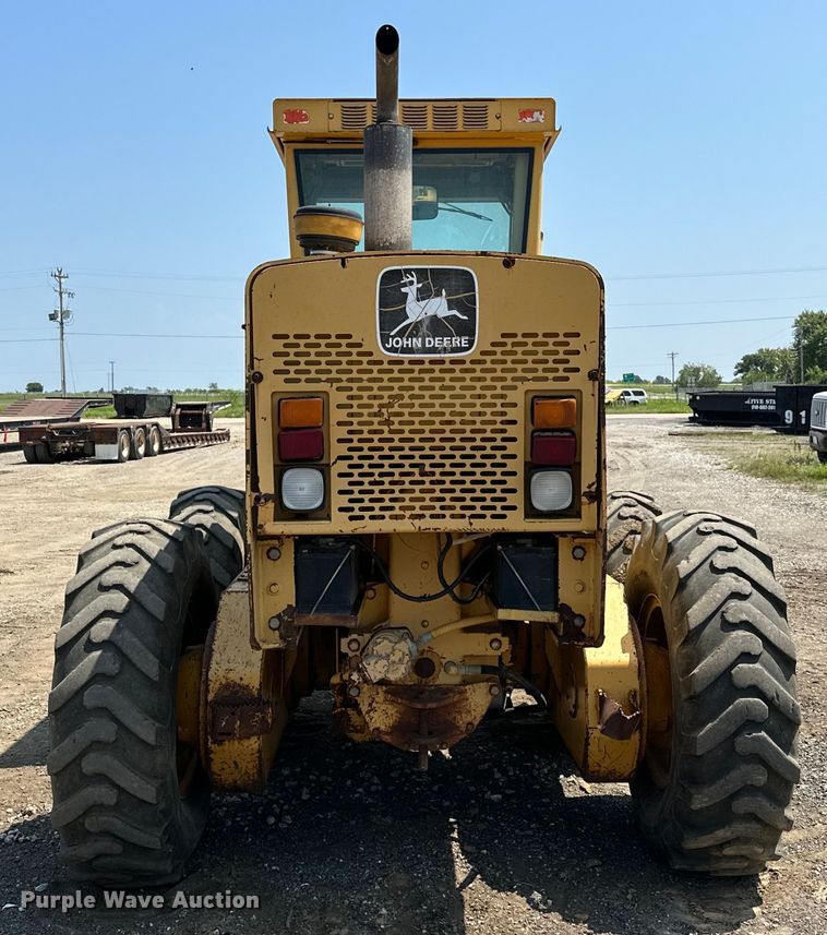 image for item EJ8888 1993 John Deere  670B motor grader