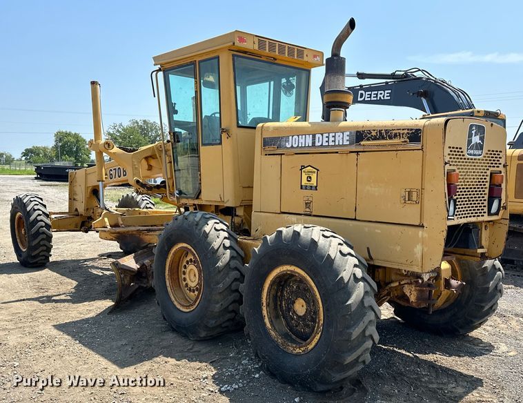 image for item EJ8888 1993 John Deere  670B motor grader