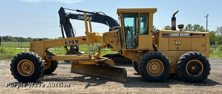 image for item EJ8888 1993 John Deere  670B motor grader