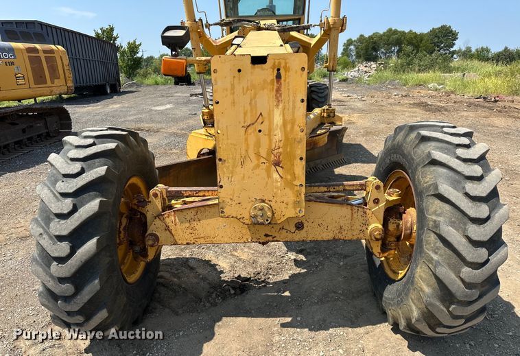 image for item EJ8888 1993 John Deere  670B motor grader