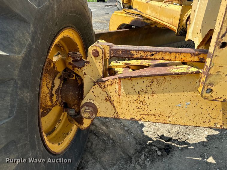 image for item EJ8888 1993 John Deere  670B motor grader