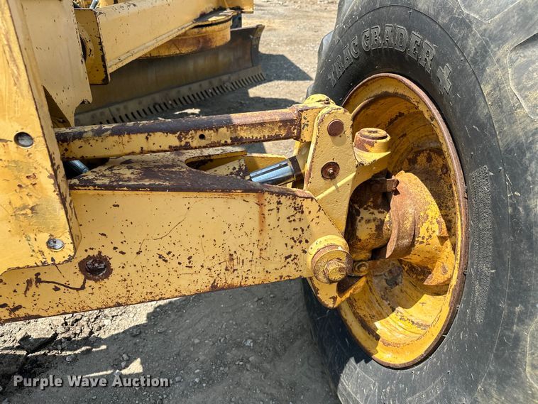 image for item EJ8888 1993 John Deere  670B motor grader