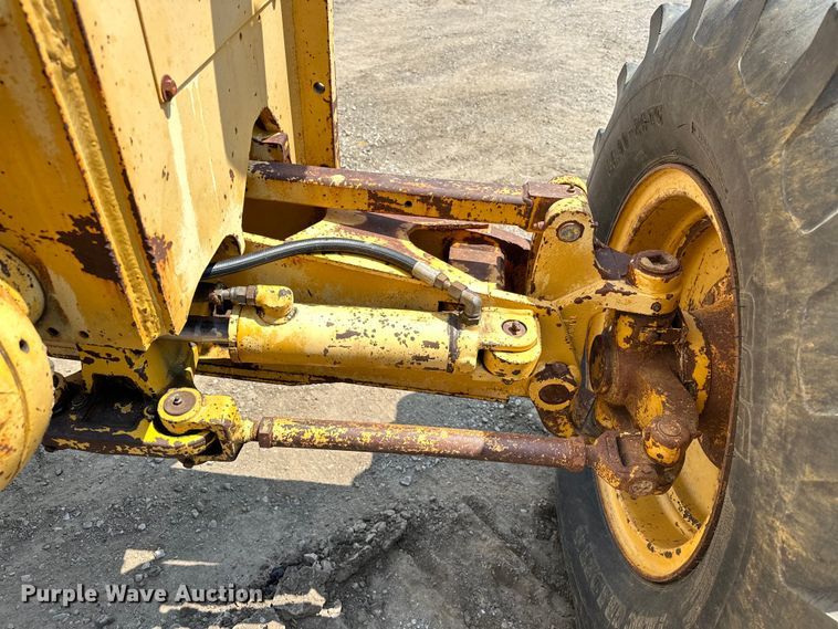 image for item EJ8888 1993 John Deere  670B motor grader