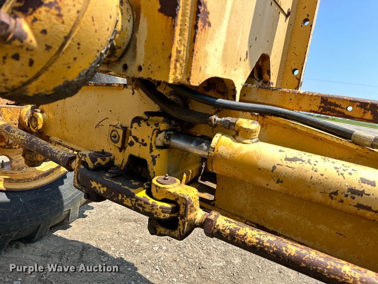 image for item EJ8888 1993 John Deere  670B motor grader