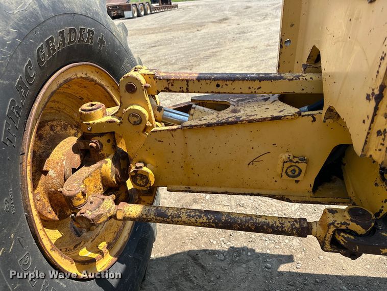 image for item EJ8888 1993 John Deere  670B motor grader