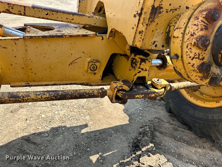 image for item EJ8888 1993 John Deere  670B motor grader