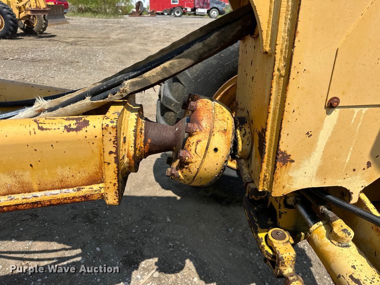 image for item EJ8888 1993 John Deere  670B motor grader