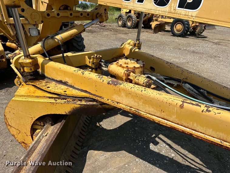 image for item EJ8888 1993 John Deere  670B motor grader