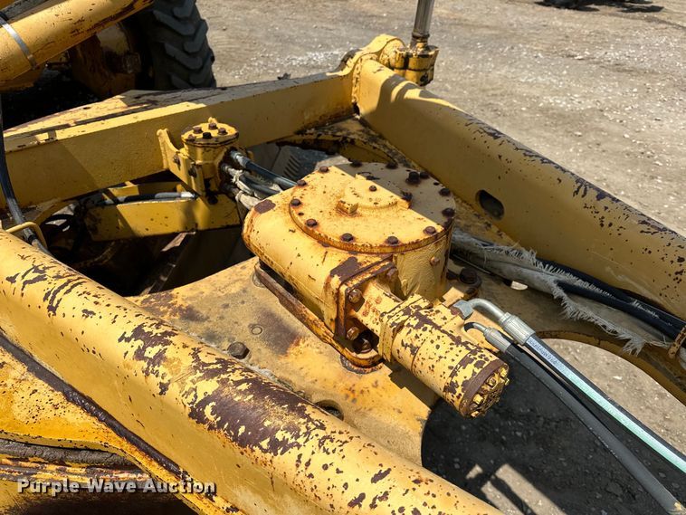 image for item EJ8888 1993 John Deere  670B motor grader