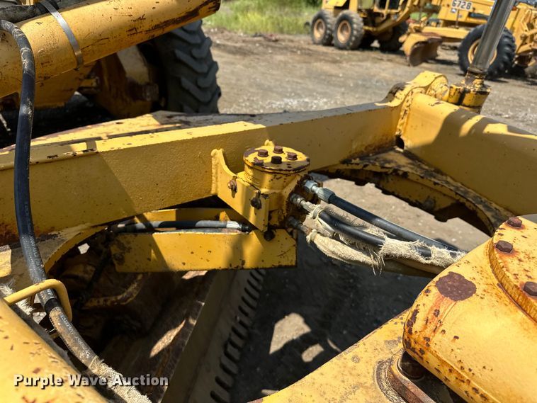 image for item EJ8888 1993 John Deere  670B motor grader