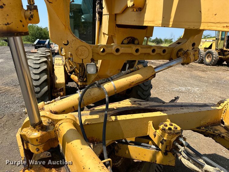 image for item EJ8888 1993 John Deere  670B motor grader