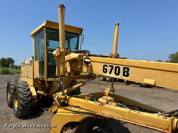 image for item EJ8888 1993 John Deere  670B motor grader