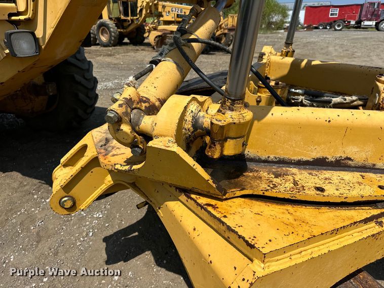 image for item EJ8888 1993 John Deere  670B motor grader