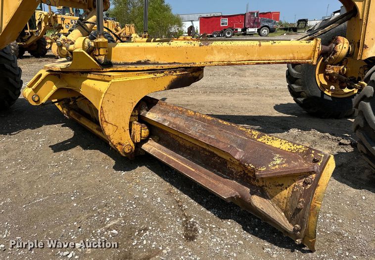 image for item EJ8888 1993 John Deere  670B motor grader