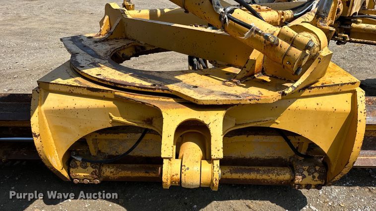 image for item EJ8888 1993 John Deere  670B motor grader