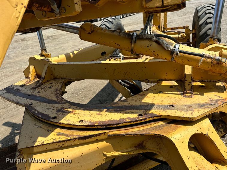 image for item EJ8888 1993 John Deere  670B motor grader