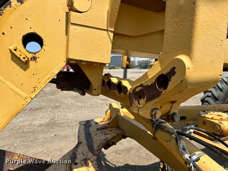 image for item EJ8888 1993 John Deere  670B motor grader