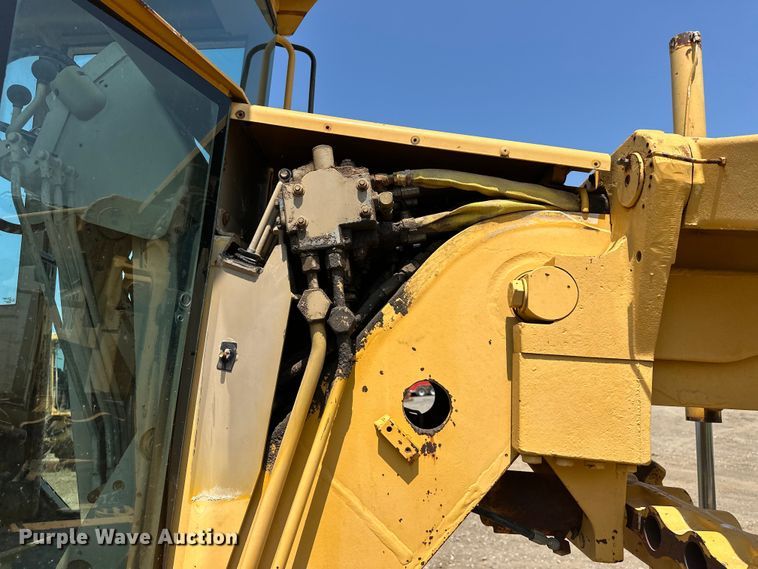 image for item EJ8888 1993 John Deere  670B motor grader