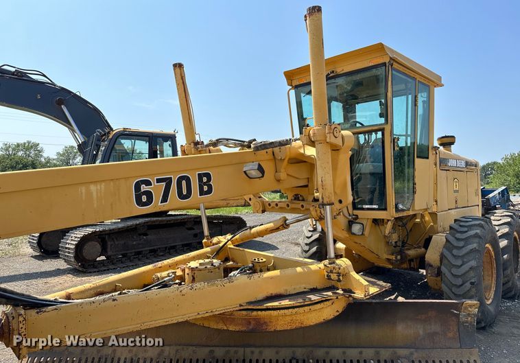 image for item EJ8888 1993 John Deere  670B motor grader