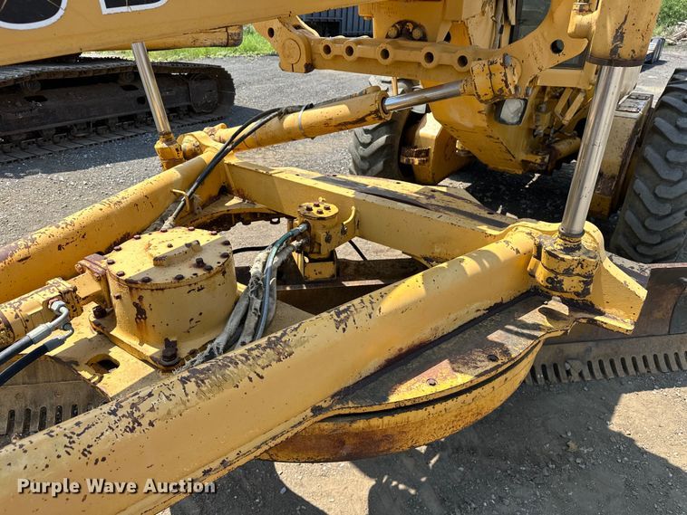 image for item EJ8888 1993 John Deere  670B motor grader