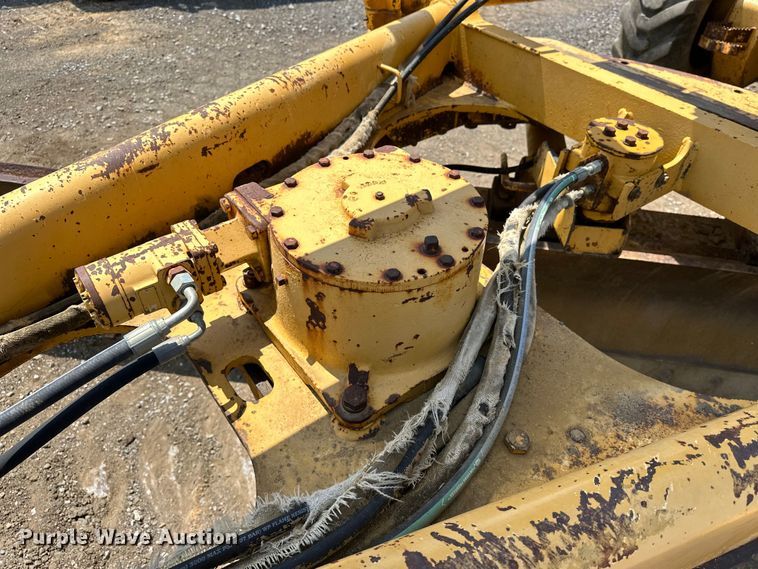 image for item EJ8888 1993 John Deere  670B motor grader