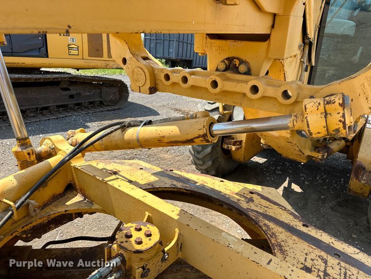 image for item EJ8888 1993 John Deere  670B motor grader