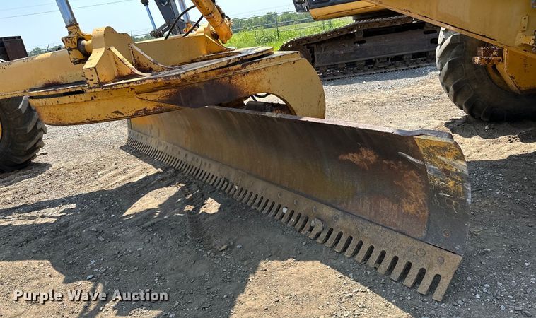 image for item EJ8888 1993 John Deere  670B motor grader