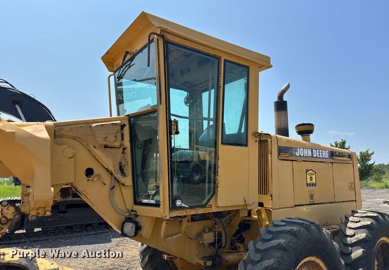 image for item EJ8888 1993 John Deere  670B motor grader