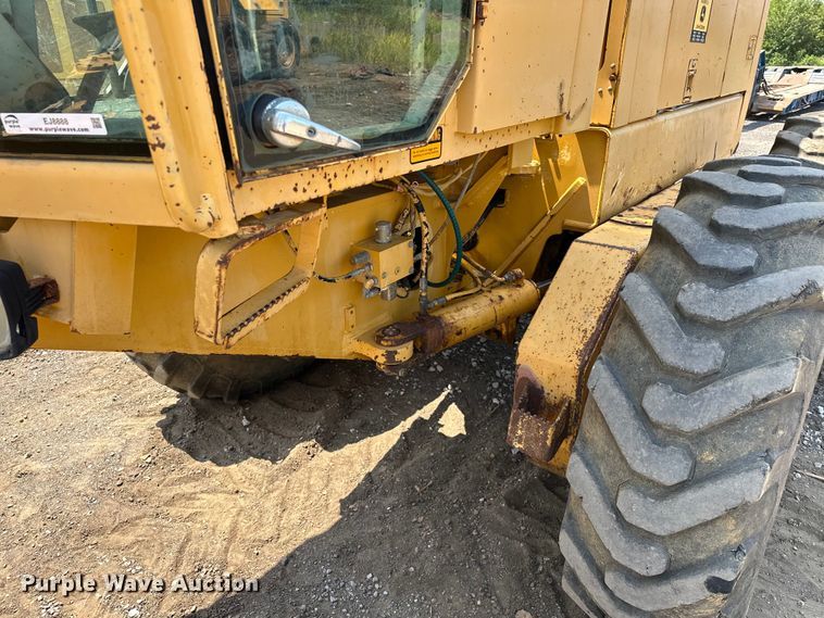 image for item EJ8888 1993 John Deere  670B motor grader