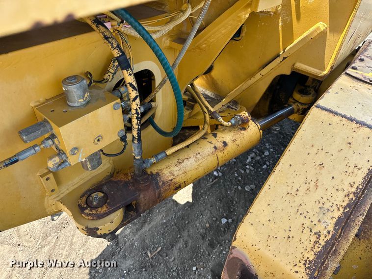 image for item EJ8888 1993 John Deere  670B motor grader