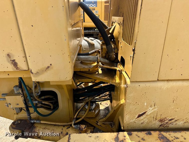 image for item EJ8888 1993 John Deere  670B motor grader