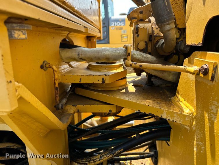 image for item EJ8888 1993 John Deere  670B motor grader