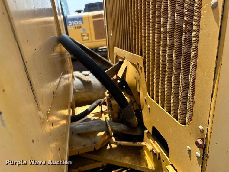 image for item EJ8888 1993 John Deere  670B motor grader