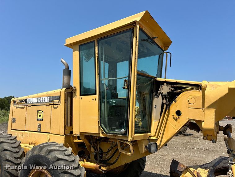 image for item EJ8888 1993 John Deere  670B motor grader