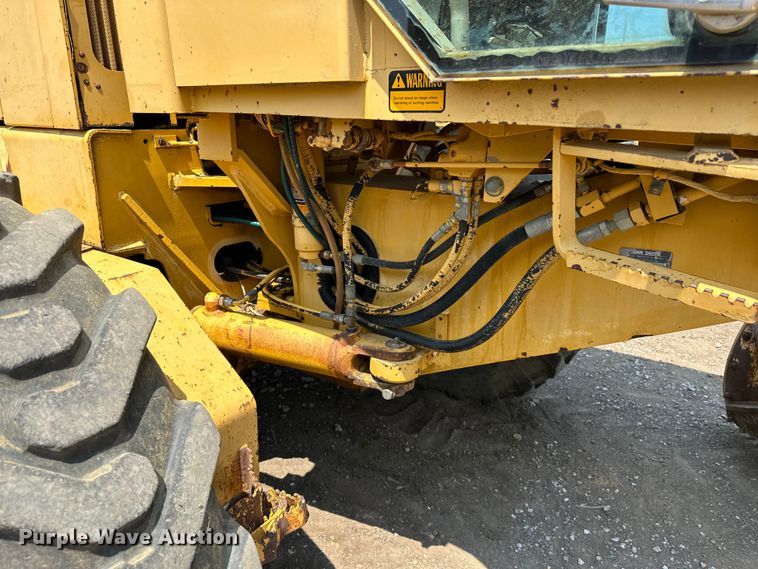 image for item EJ8888 1993 John Deere  670B motor grader