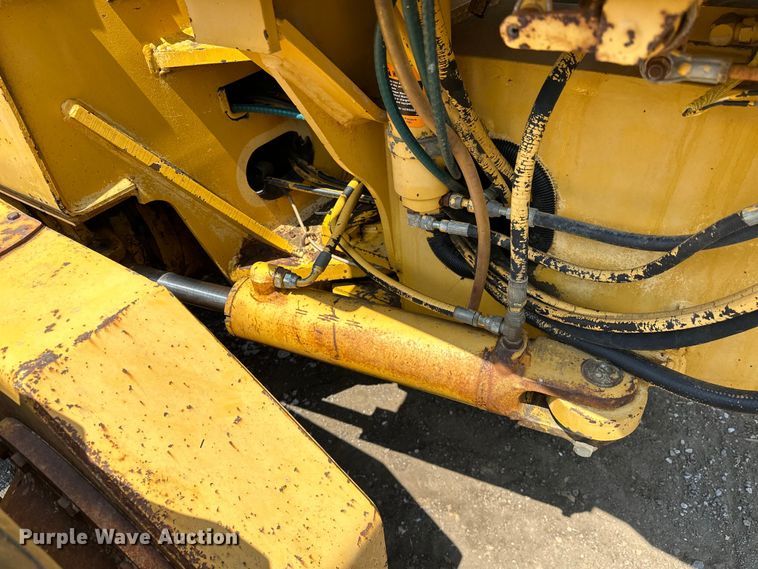 image for item EJ8888 1993 John Deere  670B motor grader