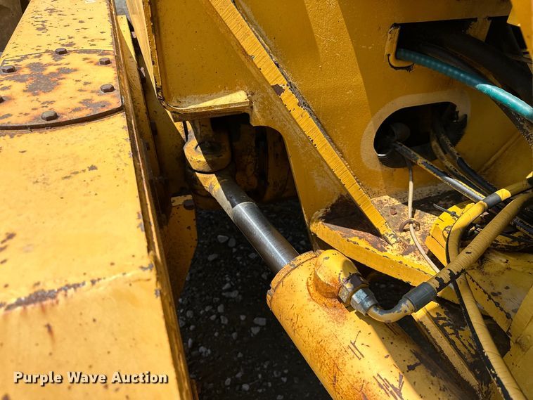 image for item EJ8888 1993 John Deere  670B motor grader