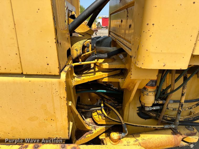 image for item EJ8888 1993 John Deere  670B motor grader